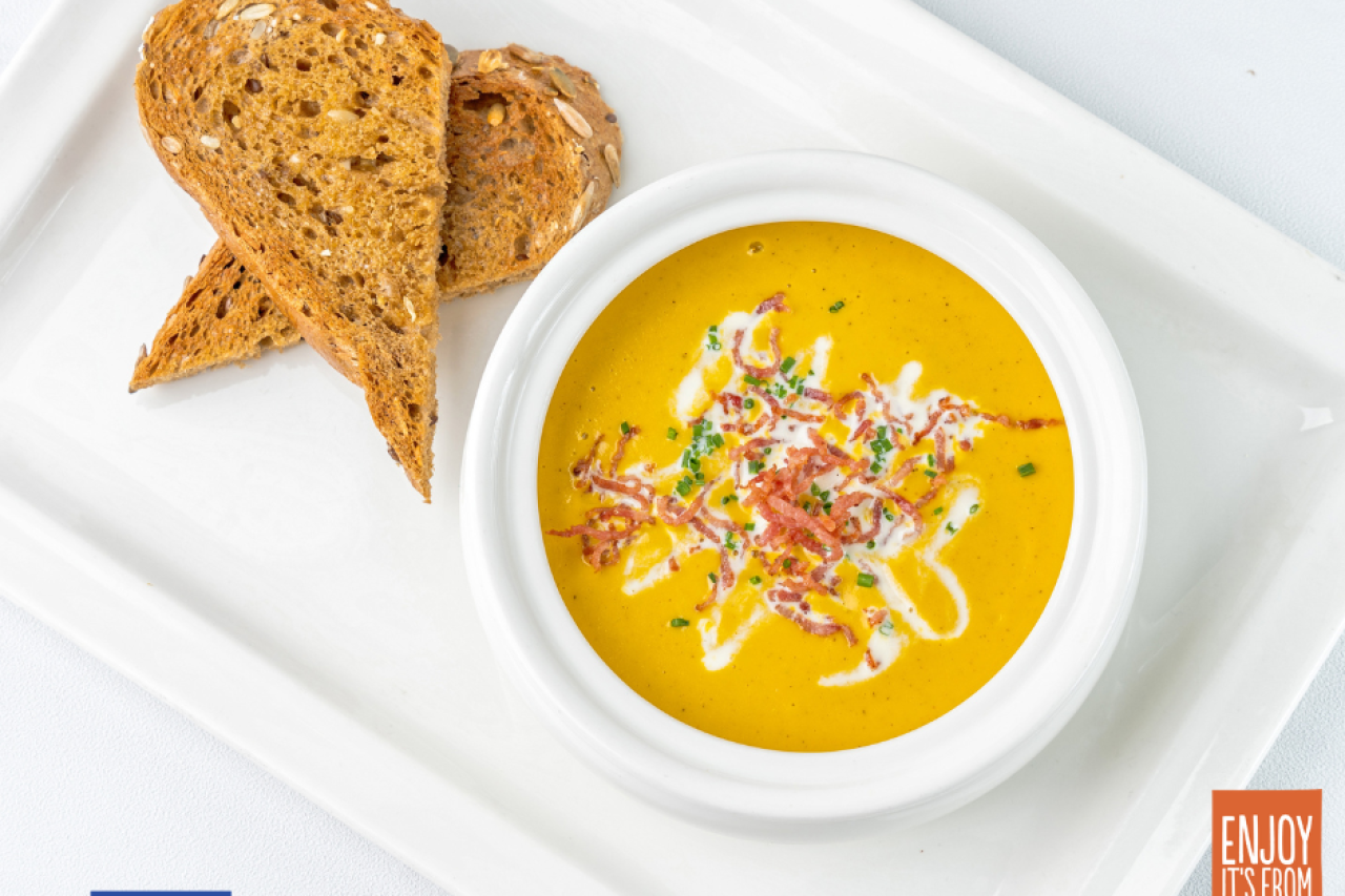 Vegetable soup with European canned peaches 